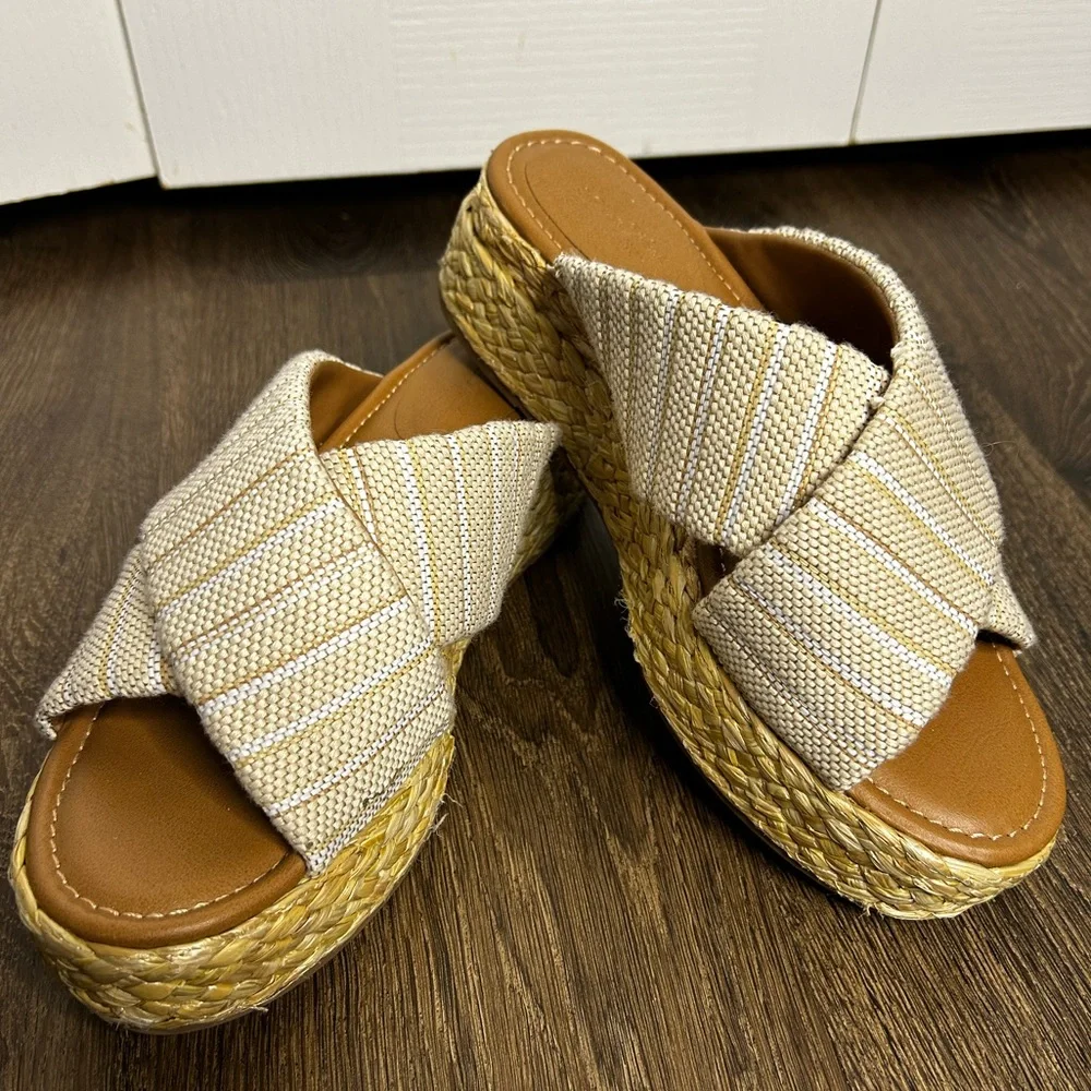 Universal Thread Sandals Womens 10 Desi Cross Strap Platform‎ Slide Beige Fabric